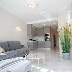 luxury-apartments-1st-beach-line.adeje-hotels.com/